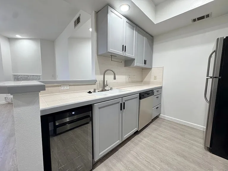 8915 Burton Way — Photo 12