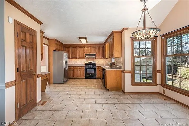 4 bed, 2560 sqft, $3,250 — Photo 4