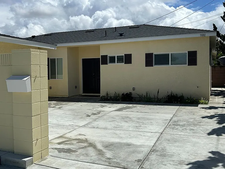 11692 Jerry Ln — Photo 3