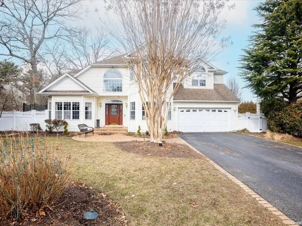 21 White Cliff Lane, Nesconset, NY 11767