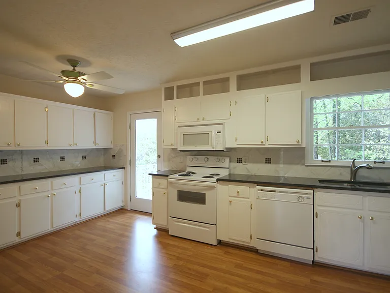 721 Greenleaf Dr — Photo 2