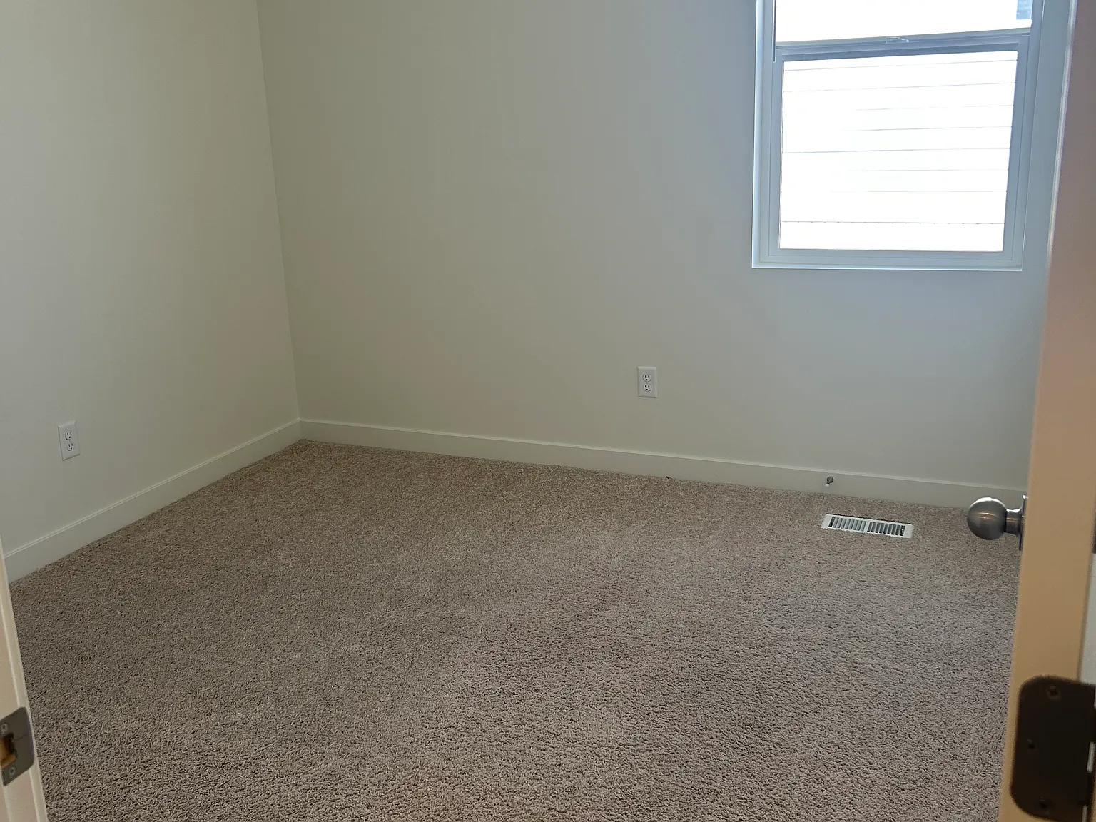 5 bed, 2742 sqft, $2,600 — Photo 4