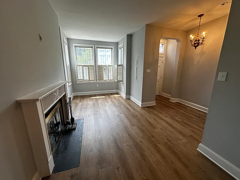 306 E St NE — Photo 8