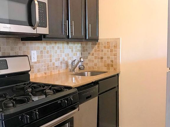 2nd image of 546 Main St APT 724