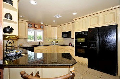 3rd image of 212 Hill Country Ln