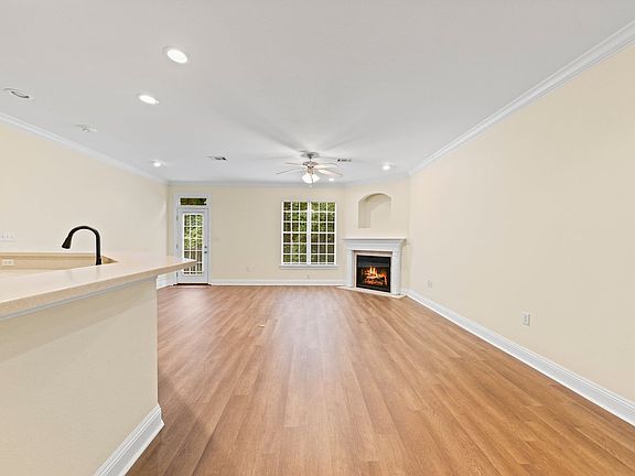 4th image of 217 Evans St