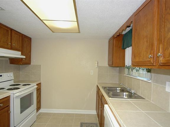 5th image of 1523 S Broadway St
