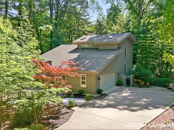 1215 Ash Dr, South Haven, MI 49090