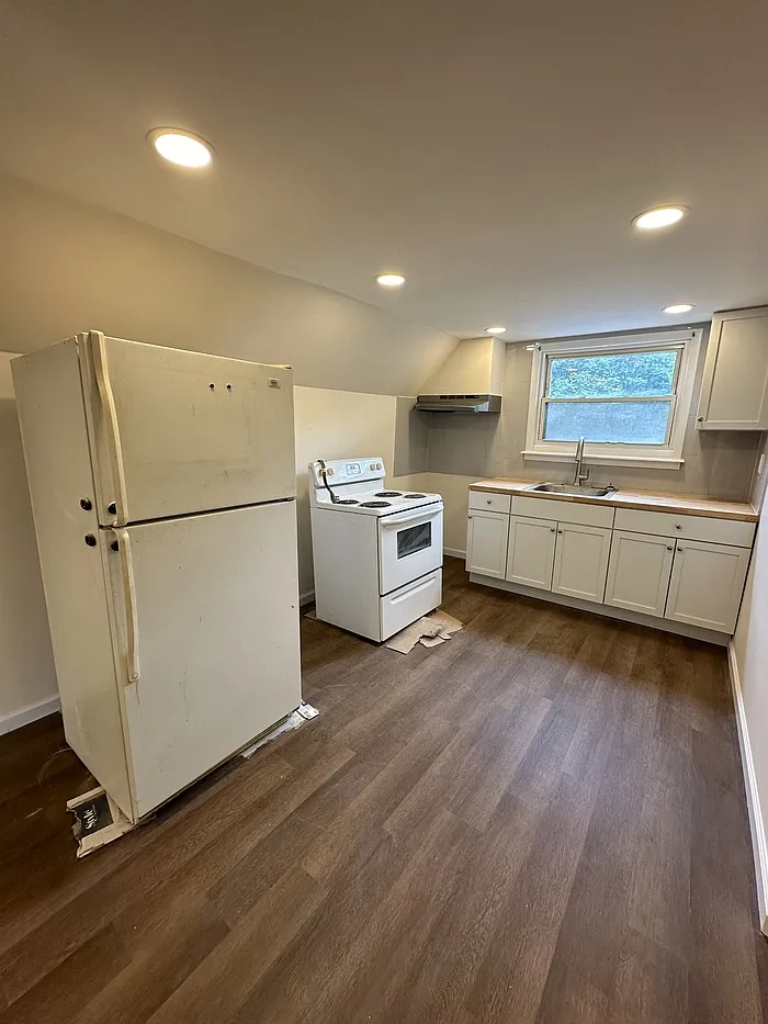 2 bed, 1.0 bath, 677 sqft, $1,800 — Photo 2