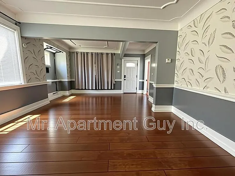 237 Ottawa St S — Photo 2