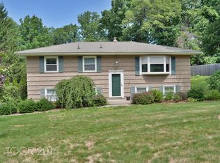 16 Hillview Ct, West Milford, NJ 07480