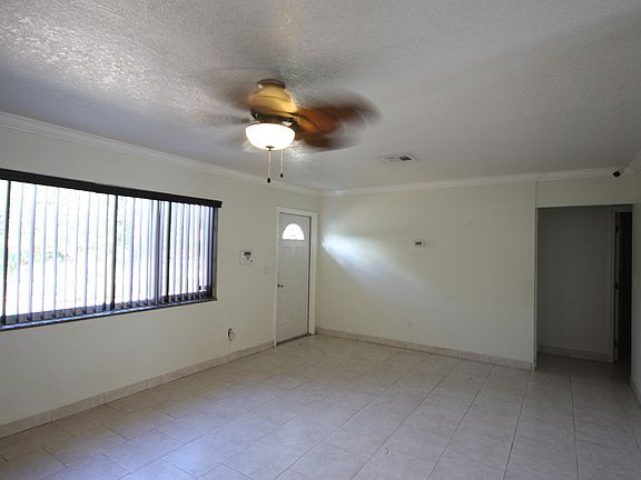 4th image of 810 NE 32nd Ct