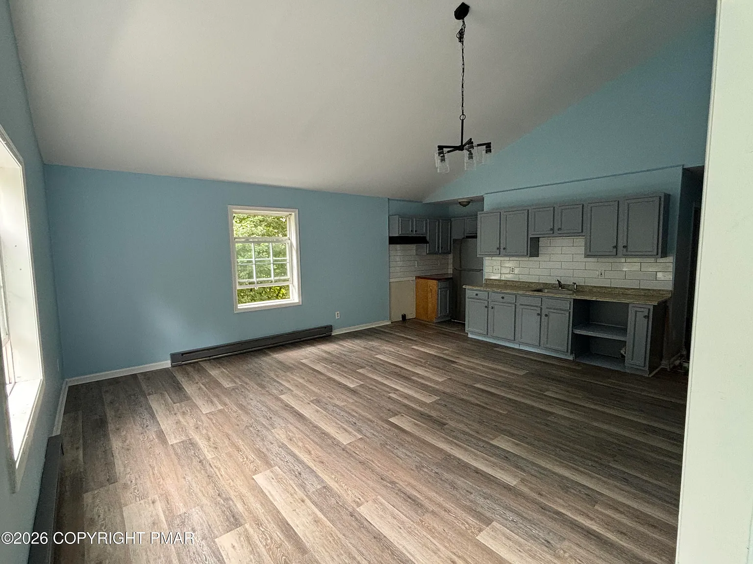 3 bed, 1.0 bath, 1042 sqft, $1,850 — Photo 2