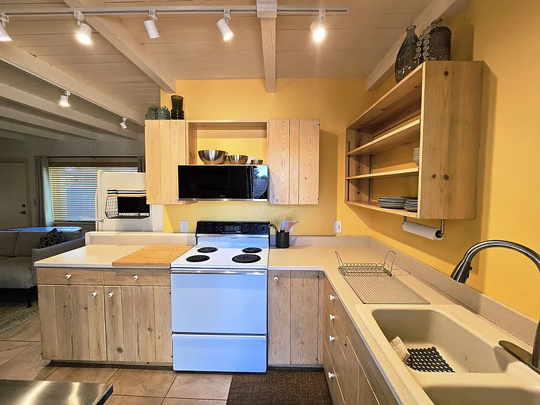 623 N Jerrie Ave — Photo 5