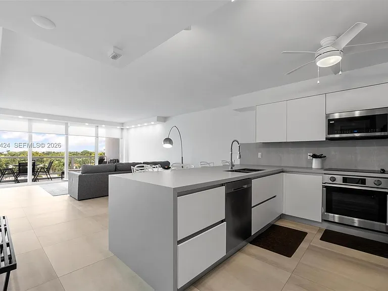5700 Collins Ave #7J — Photo 6