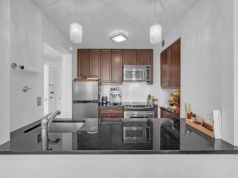 145 E 48th St #35A — Photo 7