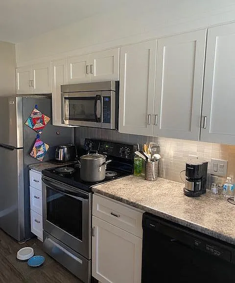 1640 Greenview Dr — Photo 3