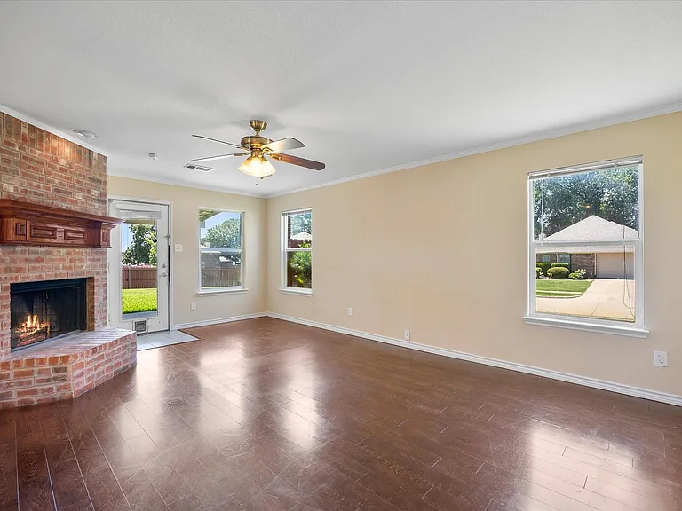 1100 Camelot Dr — Photo 9