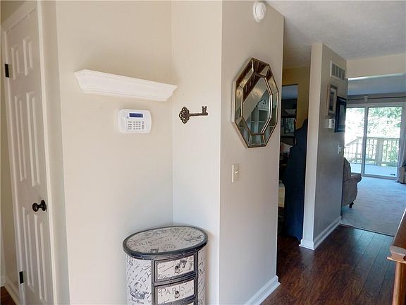 4th image of 111 Courtshire Ln