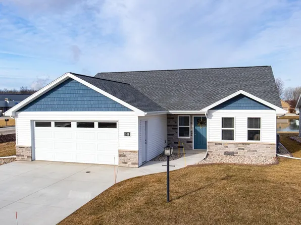 144 Golf Course Dr, Wrightstown, WI 54180