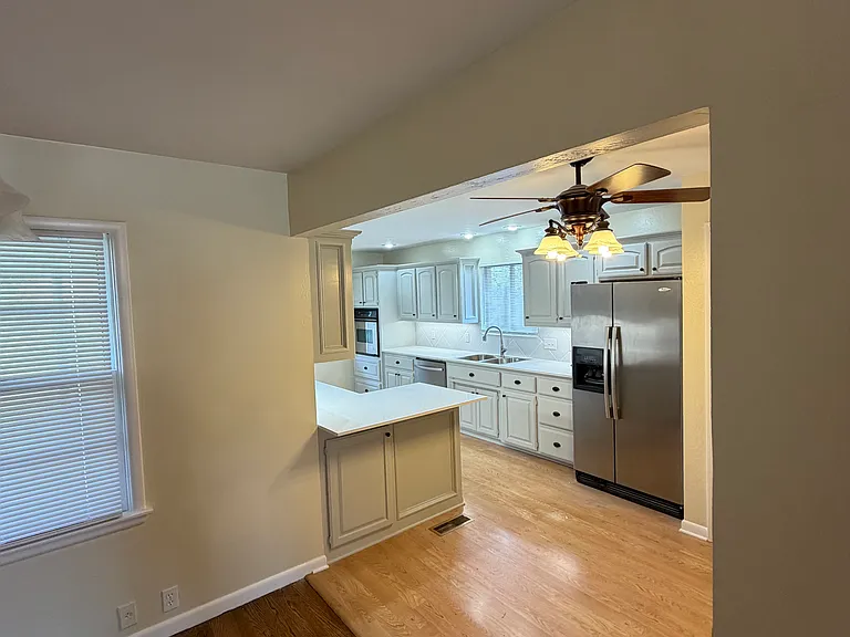 116 Pine Ave — Photo 2