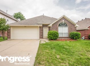 909 Blossomwood Ct, Arlington, TX 76017