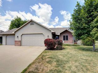 1627 Redwing Dr, Neenah, WI 54956