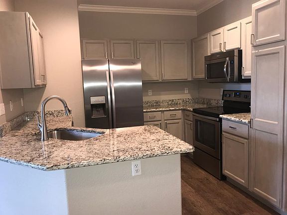 Kitchen - all appliances only 1 yr old