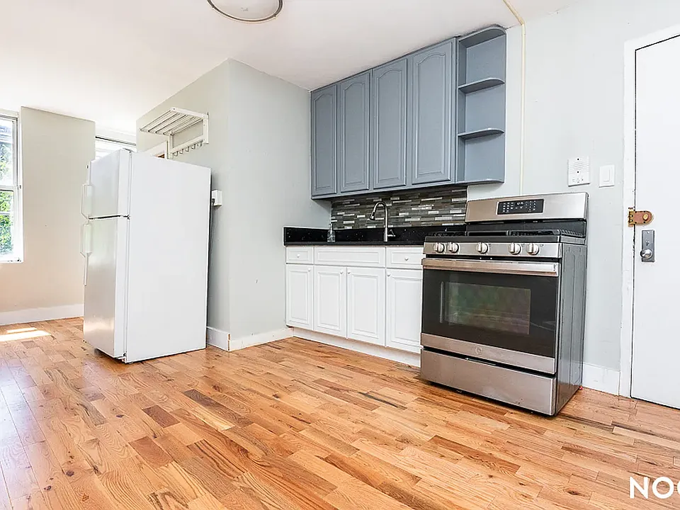 134 Grattan St #2L