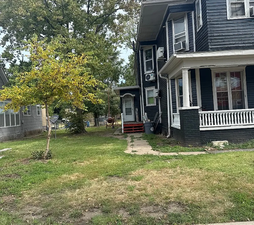16 W 10th Ave #3