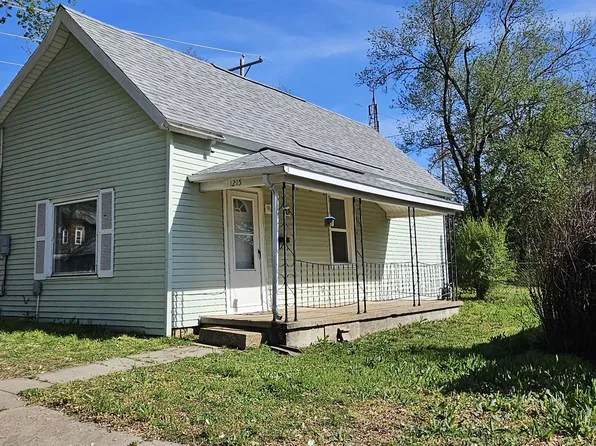 1215 E 3rd Ave, Winfield, KS 67156