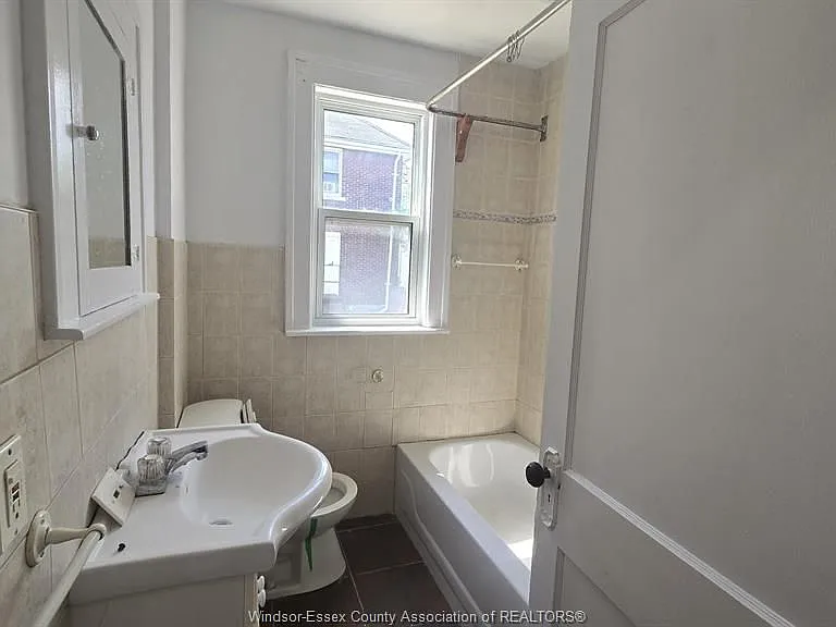 2257 Howard Ave #MAIN — Photo 9