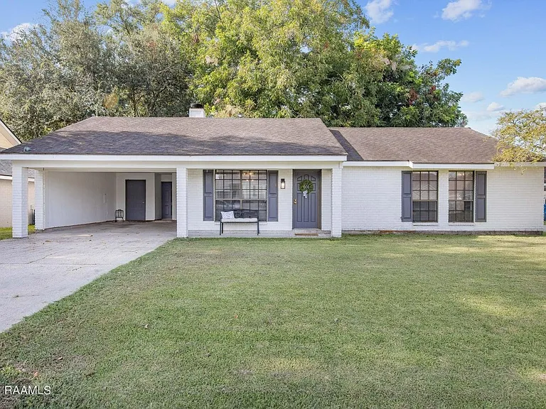 110 Village Green Dr — Photo 1