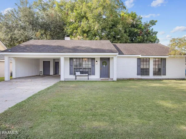 110 Village Green Dr, Youngsville, LA 70592