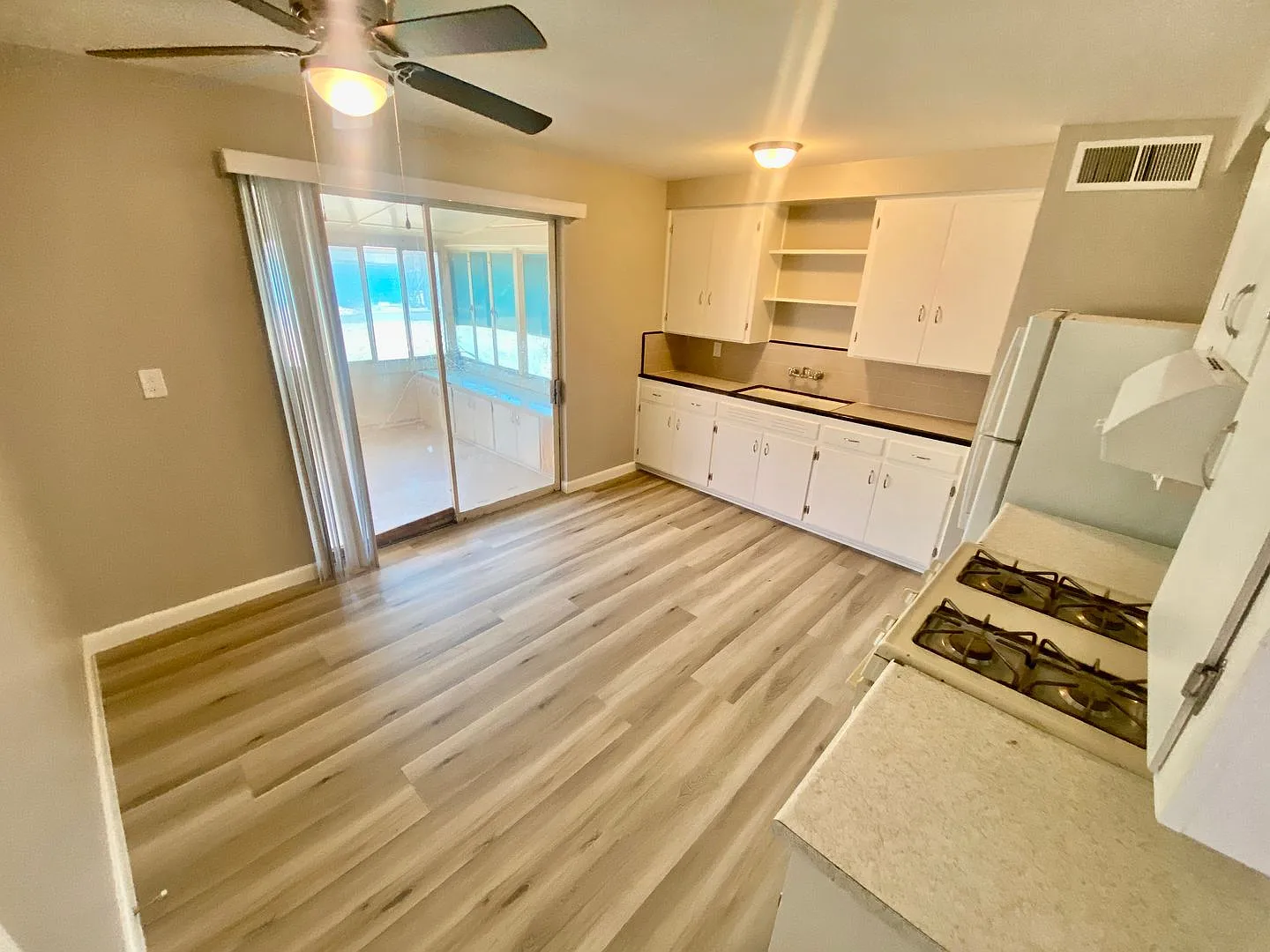 2 Bedroom, 1 Bathroom in Youngtown — Photo 3