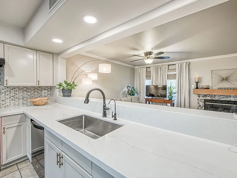 921 E Foxhill Dr — Photo 8