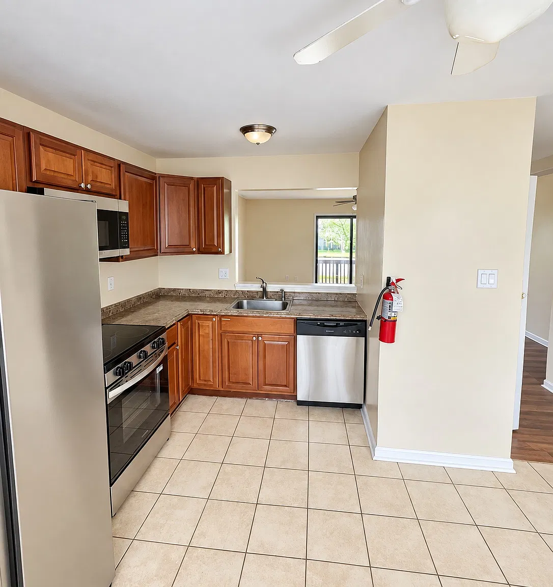 2 bed, 1000 sqft, $1,900 — Photo 2