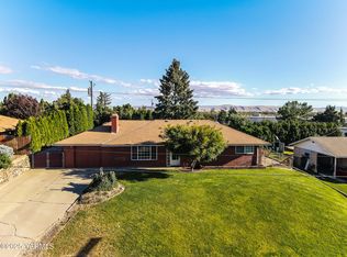 1306 Chenaur Dr, Zillah, WA