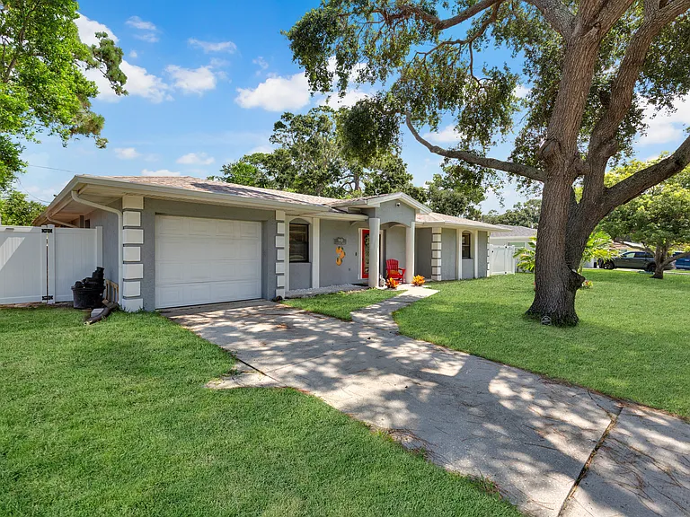 960 Lakewood Dr — Photo 2