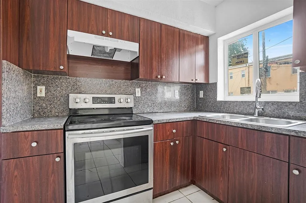 2 bed, 1.0 bath, 930 sqft, $1,999 — Photo 1