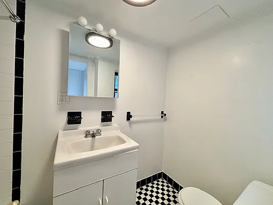 Rented by KNOCKKNOCK LLC | media 15