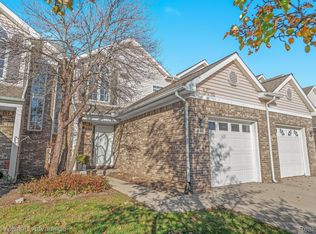 846 Natures Cove Ct, Wixom, MI 48393