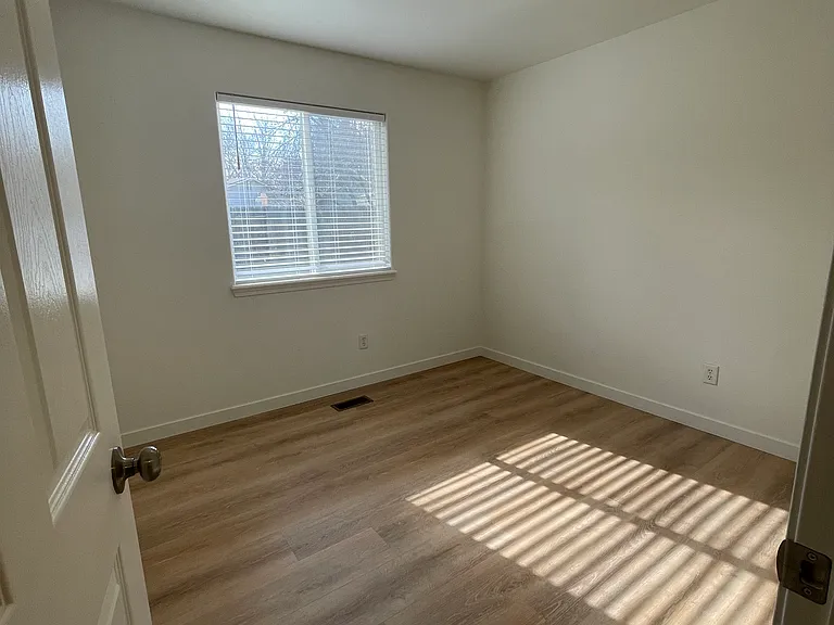 3144 S Virginia Ave — Photo 14