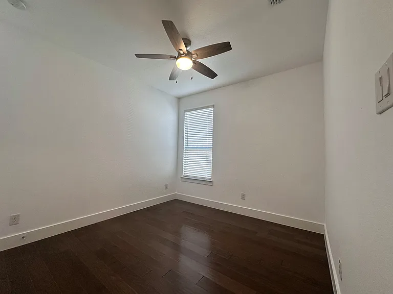2609 Chevy Chase Dr — Photo 31