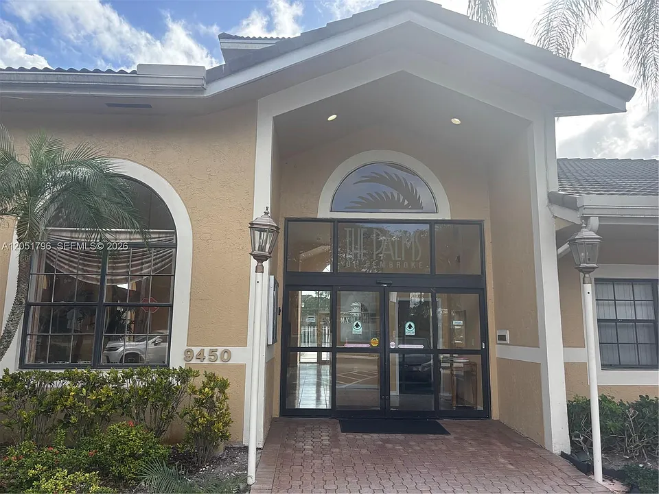 323 Palm Cir E