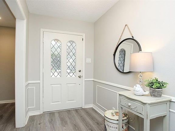 Entry with dining room on the left