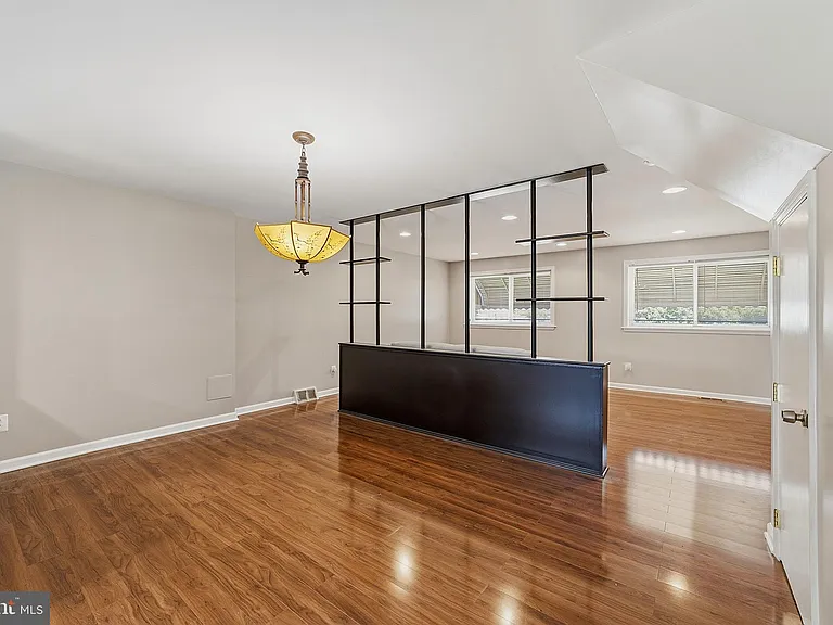 1135 W Thompson St — Photo 3