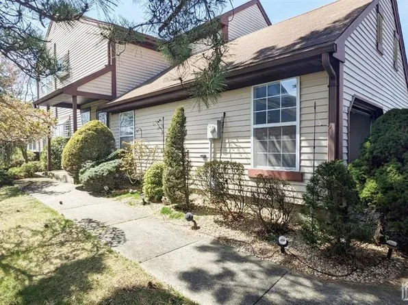 8 Rothwell Dr #D, Monroe Township, NJ 08831