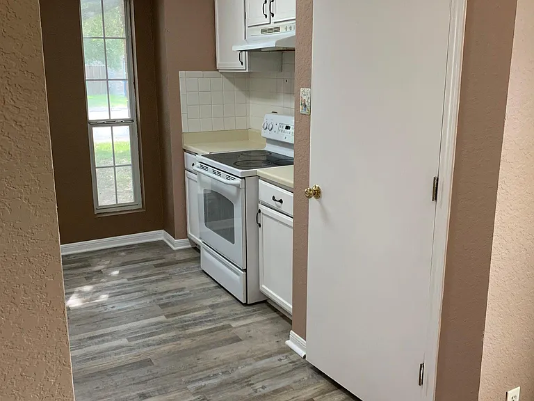 Ketchen: Oven and Food pantry