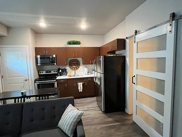 619 E 8th St #7 — Photo 11